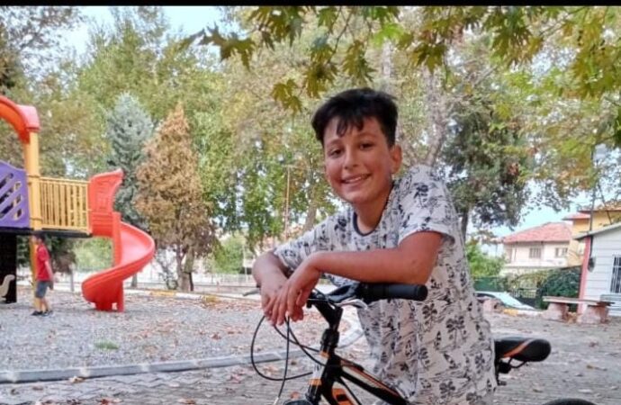 Bir kişi, iddialara göre 12 yaşındaki Dursun Efe’yi küfrettiği gerekçesiyle öldürdü.