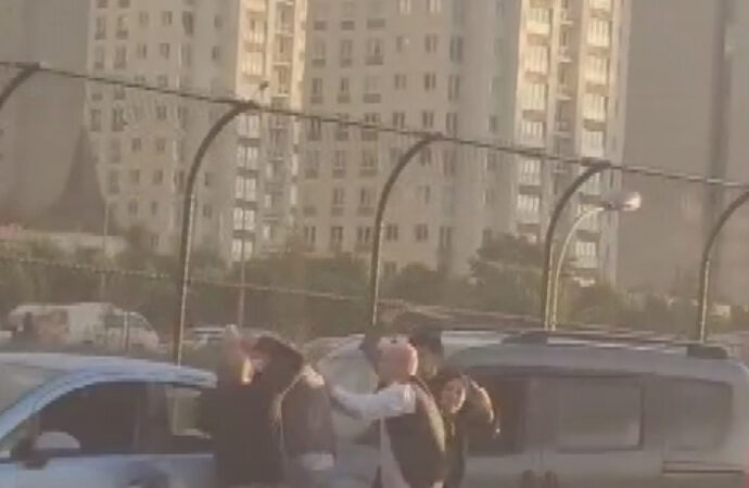Avcılar ilçesinde meydana gelen bir olayda, trafikte sopalı bir kavga yaşandığı görüntülerle ortaya çıktı.