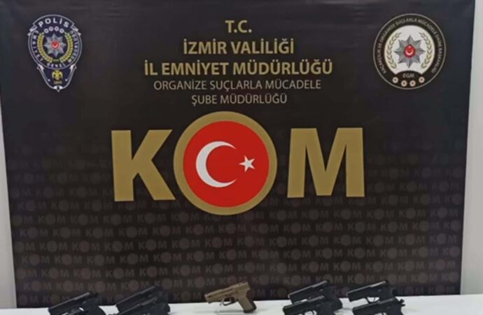 Silah kaçakçılığı yapan üç çete, polis operasyonuyla çökertildi ve sekiz kişi gözaltına alındı.
