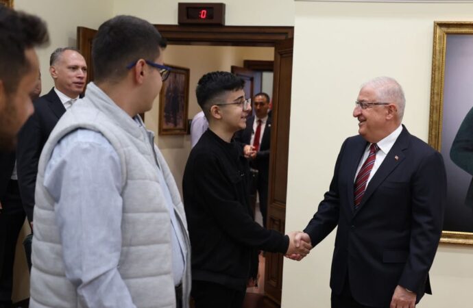Bakan Güler, gençlerle bir araya geldi.