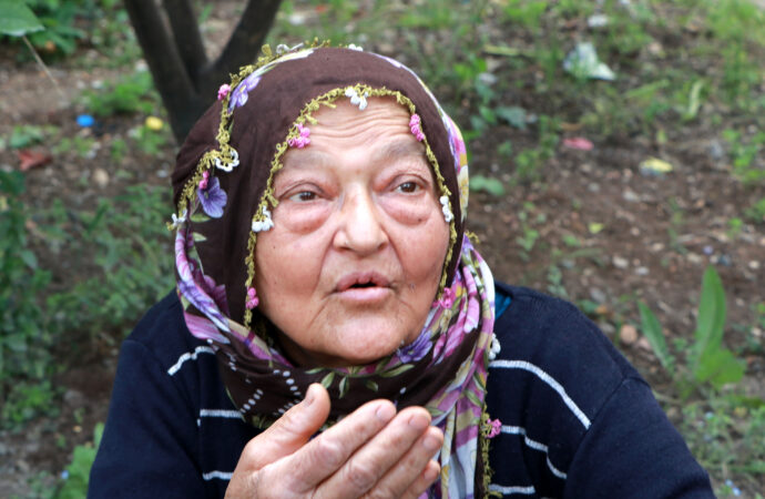 Emekli öğretmen, kendisine “Komando Dede” lakabı takılan şahıs, dehşet verici bir olaya imza attı. Eşiyle arasında çıkan tartışma sonucunda baltayla saldırarak eşini öldürdü.