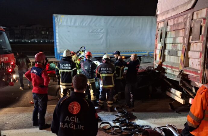 TEM otoyolunda meydana gelen bir trafik kazasında, bir otomobil kamyona çarptı. Kazada maalesef 1 kişi hayatını kaybederken, 2 kişi de yaralandı.
