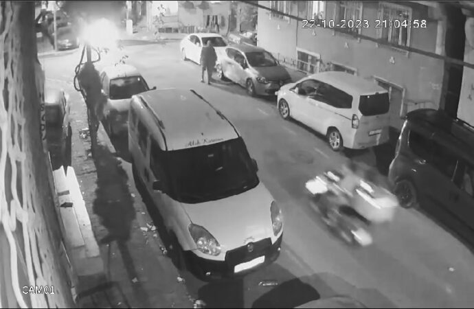 Sultangazi ilçesinde meydana gelen trajik bir kazada, iki kardeşin yaralandığı anlar güvenlik kamerası tarafından kaydedildi.
