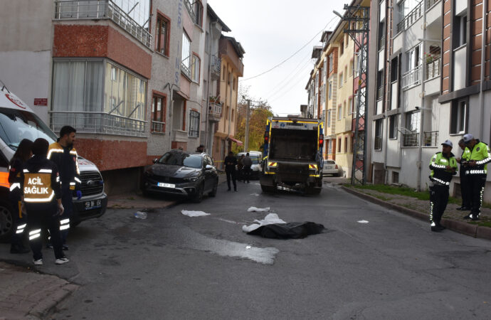 Çöp kamyonuyla çarpışan bir yaya hayatını kaybetti.