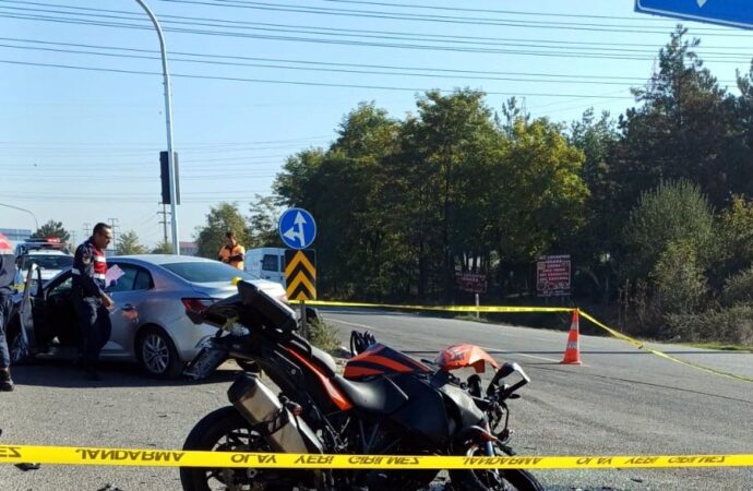 Otomobil ile çarpışan motosikletteki çift, hayatını kaybetti.