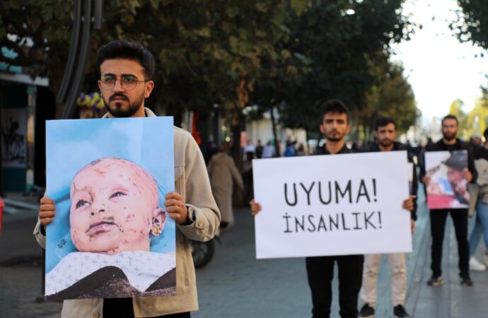 Üniversite öğrencileri, İsrail’e karşı sessiz bir protesto gerçekleştirdi. Protesto, 5 saat boyunca devam etti ve öğrencilerin İsrail’in politikalarını kınadığı bir mesajı iletmeyi amaçladı.