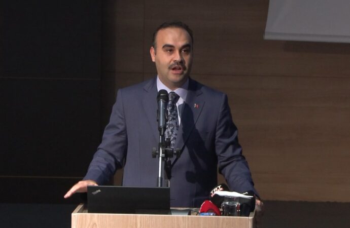 Bakan Kacır, hemen hemen tüm dünyanın bu zulme kayıtsız kaldığını ifade etti.