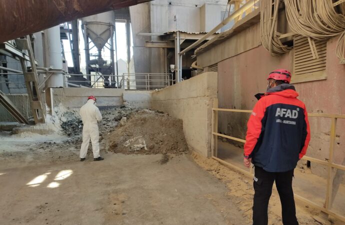 Bolu’da bulunan bir çimento fabrikasında soğutma sisteminde meydana gelen patlama sonucunda bir kişi yaralandı.