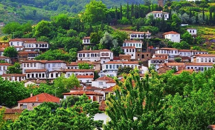Şirince, turistlerin en çok tercih ettiği yerler arasında yer alarak ‘en iyi turizm köyü’ unvanını kazandı.