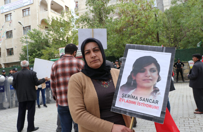 Van’da gerçekleşen evlat eylemine katılan bir anne, kızına “Teslim ol” çağrısında bulundu. Şu ana kadar ise 46 kişi ailesine kavuştu.