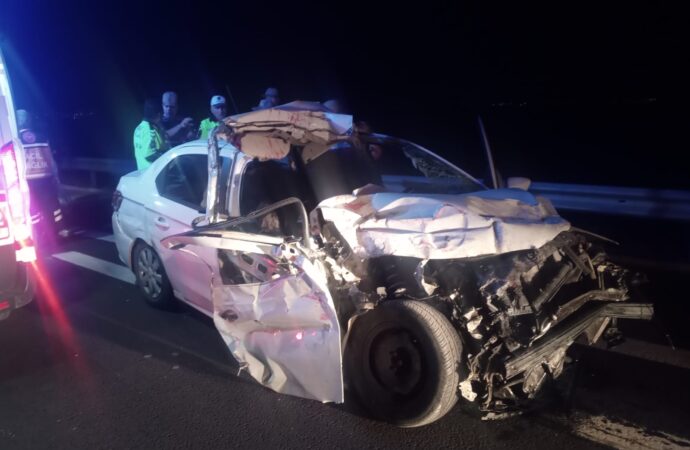 Hatay ilinde meydana gelen bir trafik kazasında, bir otomobil bir kamyona arkadan çarptı ve maalesef 2 kişi hayatını kaybetti.
