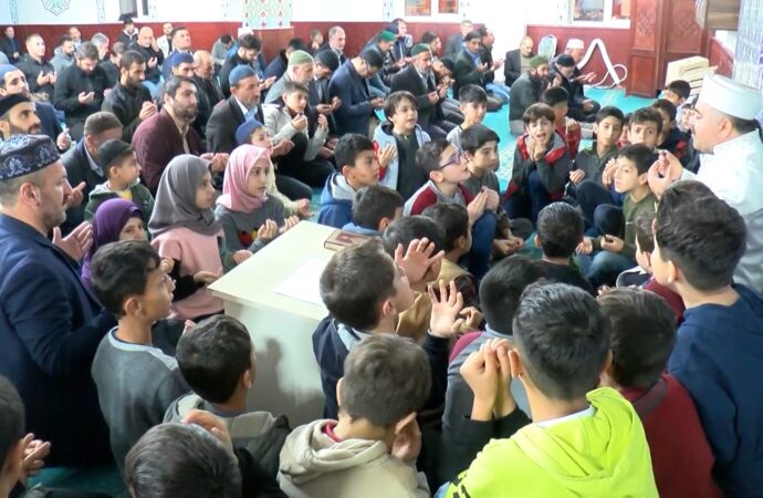 Muş ilindeki çocuklar, Filistinli yaşıtları için namaz kılmak ve dua etmek amacıyla bir araya geldi.