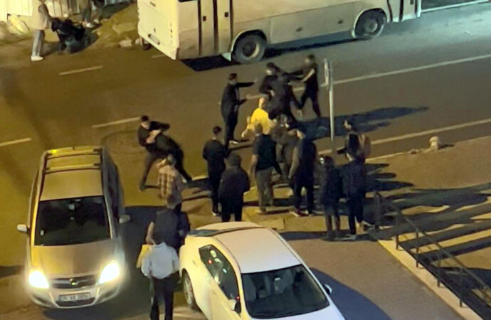 Avcılar ilçesinde meydana gelen olayda, gençler arasında çıkan ‘laf atma’ kavgası güvenlik kameralarına yansıdı.