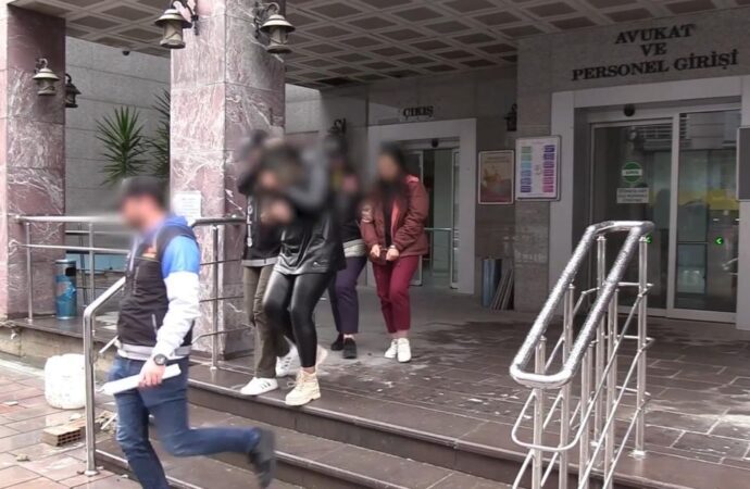 Bir kişi, cinsel organında uyuşturucu madde bulundurduğu gerekçesiyle tutuklandı. İlgili olayda toplamda 2 kişi gözaltına alındı.