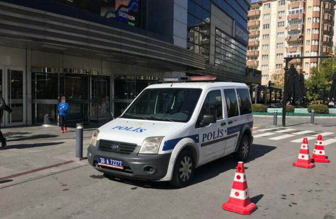 Bir temizlik görevlisi, çalıştığı alışveriş merkezinin mescidinde hayatını kaybetti.