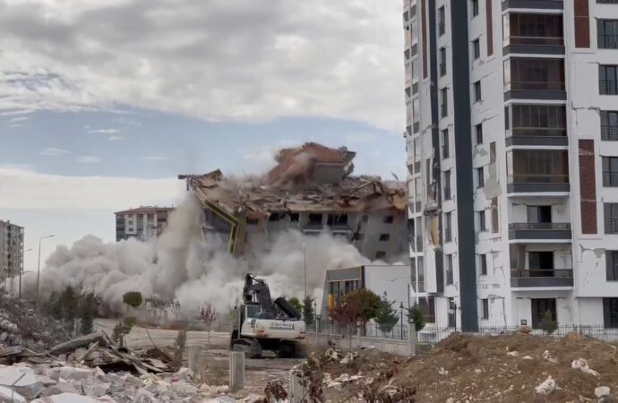 Malatya’da ağır hasarlı olan 12 katlı bina, patlayıcılarla yıkıldı.