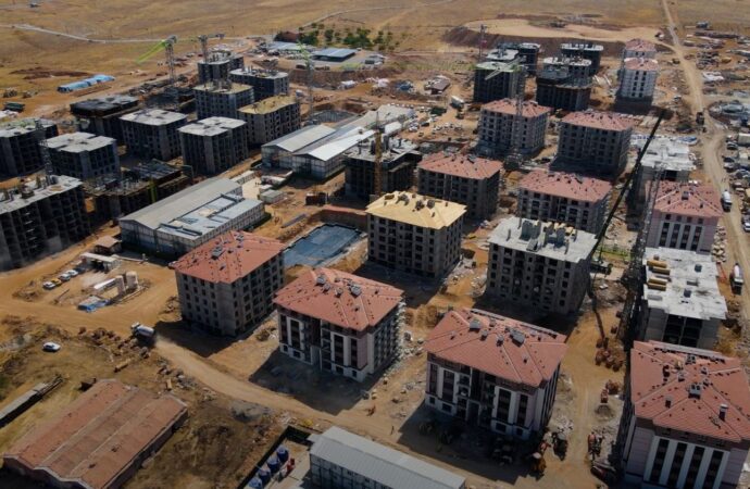 Çevre ve Şehircilik Bakanı Mehmet Özhaseki, Malatya’da afet konutlarının teslimine başlama planlarını açıkladı. Özhaseki, önümüzdeki 2 ay içinde bu konutları halka sunacaklarını belirtti.