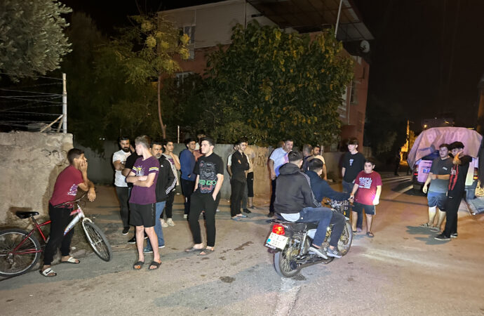 Adana’da bir doğum günü kutlaması sırasında patlatılan havai fişek, o kadar yüksek bir ses çıkardı ki mahalle sakinleri hemen sokağa döküldü.