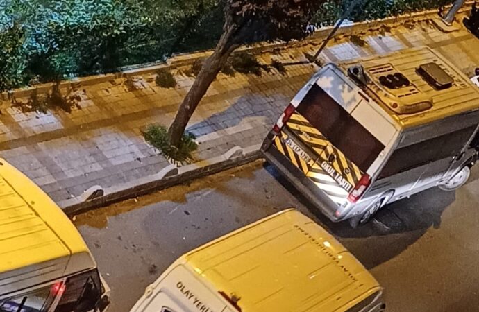 Bağcılar’da iki çocuğun silahla şakalaşması sonucunda kanlı bir olay yaşandı ve maalesef 1 kişi hayatını kaybetti.