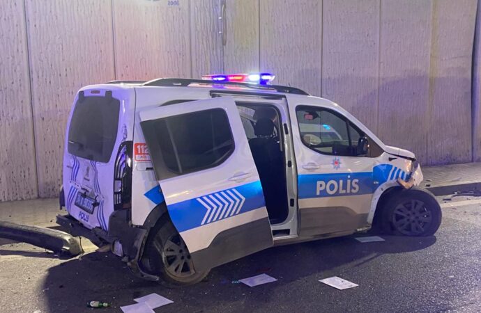 Maltepe ilçesinde meydana gelen olayda, bir hafriyat kamyonu polis aracına çarptıktan sonra olay yerinden kaçtı. İki polis memuru ise yaralandı.