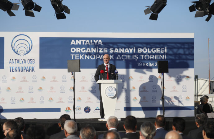 Bakan Kacır, Teknofestlerin toplumsal bir seferberlik ruhu anlayışını geliştirdiğini belirtti.
