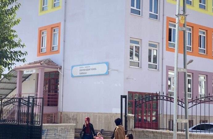 Bir öğrenci, dayısının bir öğretmene saldırması olayı yaşandı.