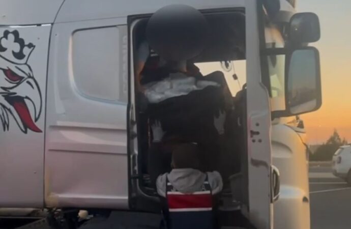 Gaziantep’te gerçekleşen bir operasyonda, bir TIR’da 121 kilogram skunk adı verilen uyuşturucu madde ele geçirildi.
