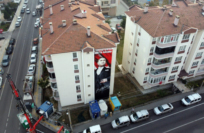 100. yıl kutlamaları kapsamında, bir apartman duvarına Atatürk’ün 15 metrelik bir portresi çizildi.