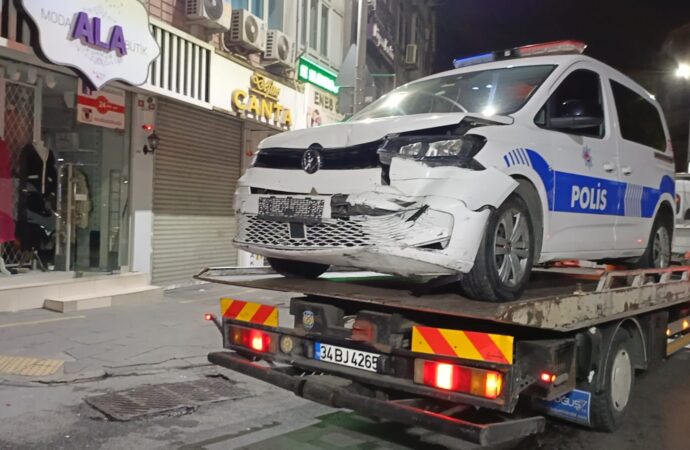 Bahçelievler ilçesinde, ‘dur’ ihtarına uymayan şüphelileri takip eden polis aracı kaza yaparak hasar gördü. Kazada 2 polis memuru yaralandı.