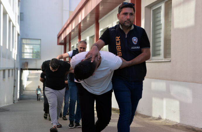 Bir grup dolandırıcı, “sazan sarmalı” adını verdikleri bir yöntemle 100 milyon lira vurgunu gerçekleştirdi.