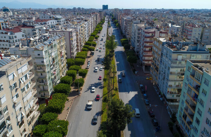Kiracılara tahliye taahhüdü dayatması konusu, son zamanlarda gündemde olan bir konudur. Kiracılar, ev sahipleri tarafından tahliye taahhüdü vermek zorunda bırakılmaktadır. Bu durum, kiracıların haklarını sınırlayan ve onları mağdur eden bir uygulamadır. Kiracılar, bu dayatmalar karşısında çaresiz kalmakta ve istemedikleri halde tahliye taahhüdü imzalamak zorunda kalmaktadır. Bu durumun yasal olup olmadığı ise tartışmalı bir konudur. Ancak, kiracılara bu şekilde baskı yapılması, adalet anlayışına uygun değildir ve kiracıların haklarının korunması gerekmektedir.