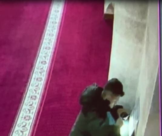 Bir hırsız, Cami’nin kasasındaki bozuk paraları ısıtarak çalmıştır.