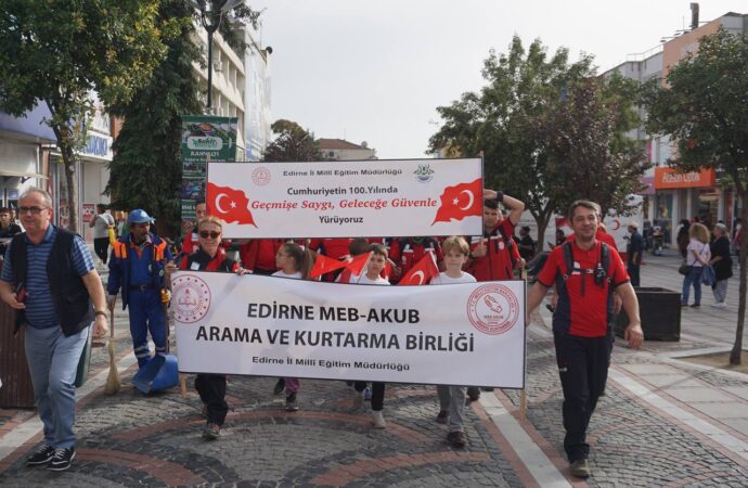 Edirne’de Milli Eğitim Bakanlığı Atatürk Kültür, Dil ve Tarih Yüksek Kurumu tarafından düzenlenen Cumhuriyet’in 100. yılı yürüyüşü gerçekleştirildi.