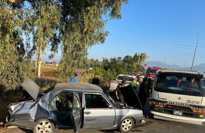 Aydın ilinde meydana gelen zincirleme trafik kazası sonucunda bir kişi hayatını kaybetti, beş kişi ise yaralandı.