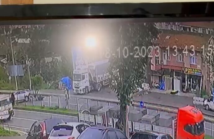 Motosiklet sürücüsünün otomobile çarptığı kaza anı kamerada: 1 yaralı