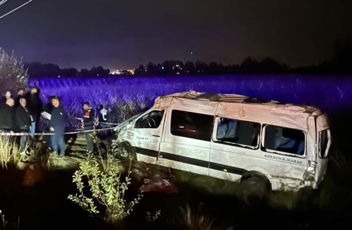 Kahramanmaraş’ta meydana gelen bir olayda, bir yolcu minibüsü şarampole yuvarlandı ve maalesef 1 kişi hayatını kaybetti. Kazada ise 10 kişi yaralandı.