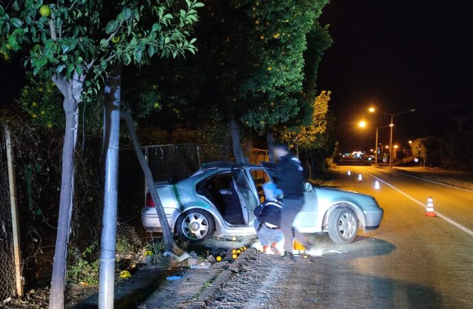 Alkollü bir sürücünün kontrolündeki otomobil ile bir kamyon çarpıştı ve maalesef 2 kişi hayatını kaybetti.