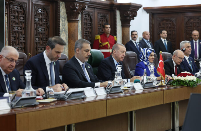 Bakan Bayraktar, Türkiye’nin Cezayir’den yılda 4,4 milyar metreküp LNG alımına devam edeceğini belirtti.