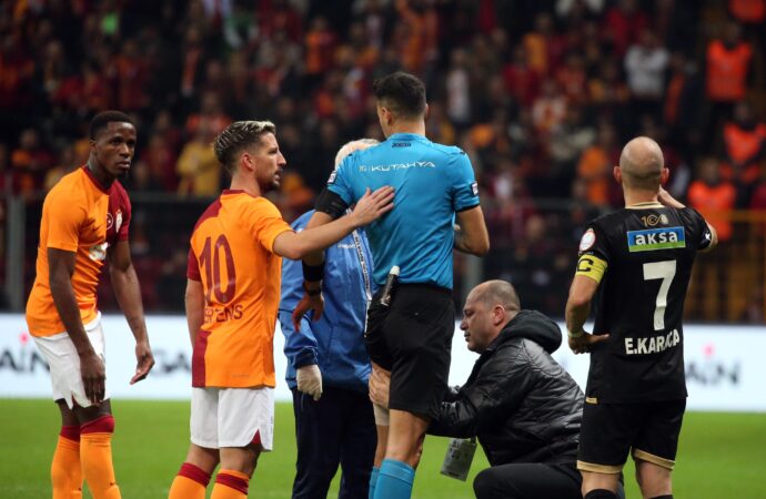 Hakem Ali Şansalan, maçın devamına katılamadı.