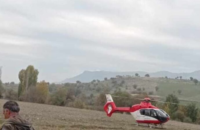 Bir çiftçi, kolunu mısır hasat makinesine kaptırdığı için acil yardım çağrısı yaptı. Olay yerine hızla ulaşabilmek için ambulans helikopter sevk edildi.