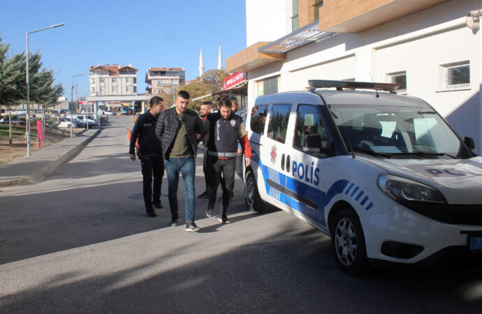Yoldan geçen kuryeyi vuran şüpheliler polis tarafından yakalandı.