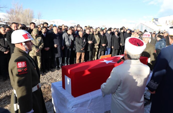 Erzincan, şehidini dualarla karşıladı. Şehir halkı, gözyaşları içinde şehidin naaşını karşılamak için toplandı. Dualar eşliğinde yapılan törende, şehidin ailesine başsağlığı dilekleri iletilerek, vatan için verdiği mücadele unutulmadı. Erzincan halkı, bu acı gününde birlik ve beraberlik içinde olduğunu bir kez daha gösterdi.