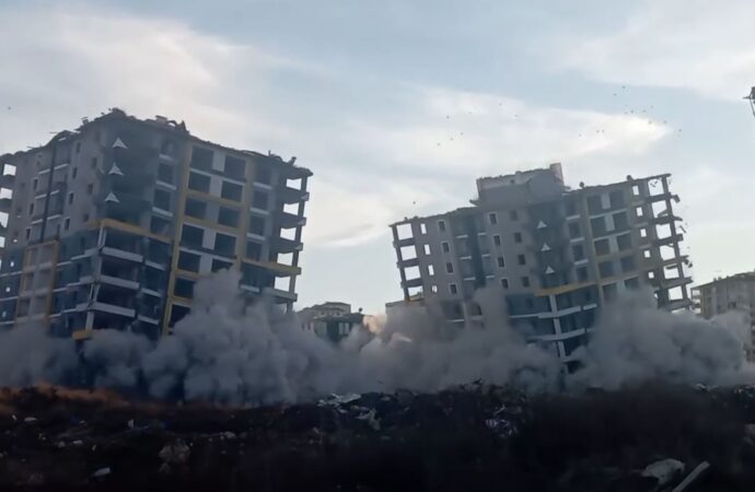 Malatya’da, 2 adet 12 katlı bina patlatılarak yıkıldı.