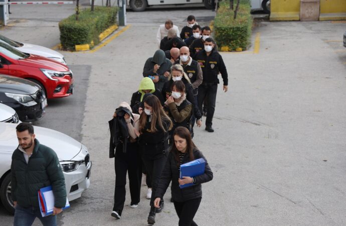 Eskişehir ilinde, 2 milyon liralık dolandırıcılık şüphesiyle gözaltına alınan kişiler adliyeye sevk edildi.