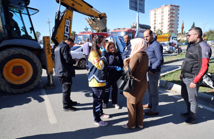 Bir trafik kazasında, araçta bulunan bir kadın sıkıştı. Olay yerine gelen ekipler, sürücüyü sakinleştirdi.