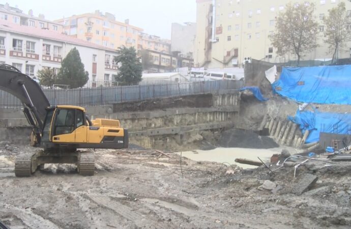 Bağcılar ilçesinde bulunan bir ilkokulun yanındaki inşaatın istinat duvarı çöktü.