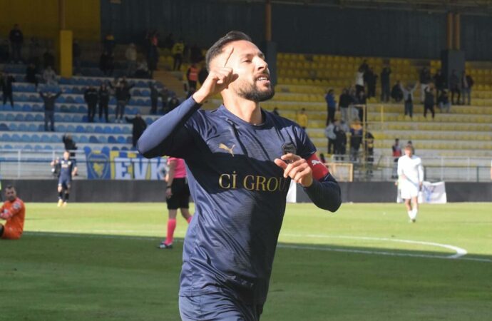 Bucaspor 1928, kendi evinde rakiplerine hiç şans tanımıyor.