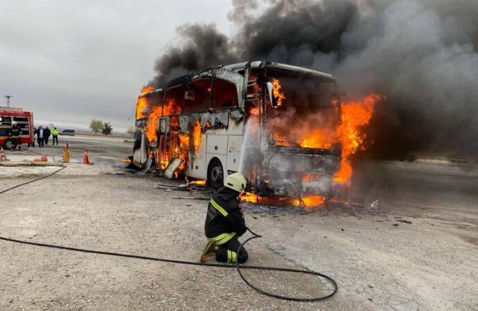 Konya’da bir yolcu otobüsü alev topuna döndü.