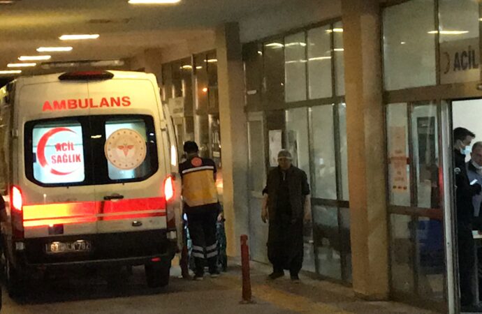 Şanlıurfa ilinde meydana gelen trafik kazasında, hafif ticari araç ile bir otomobil çarpıştı. Maalesef kaza sonucunda 1 kişi hayatını kaybederken, 3 kişi ise yaralandı.
