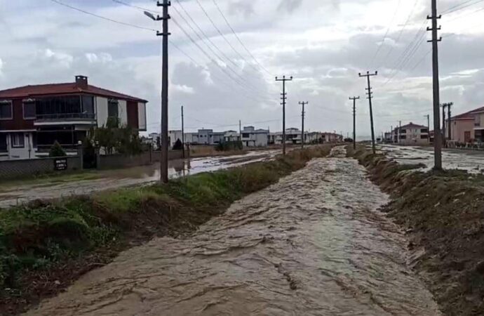 Tekirdağ’da deniz taşarak sahil işletmelerini su basmış, rüzgar ise ağaçları devirmiştir. (3)